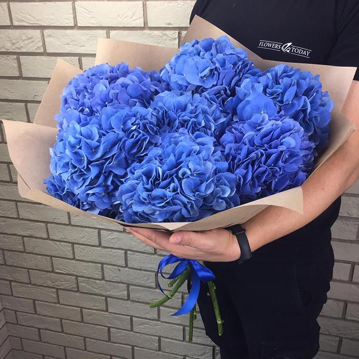 Букет из 7 синих гортензий в крафте